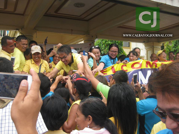 ROXAS BUILDS BOND WITH ELECTORATE