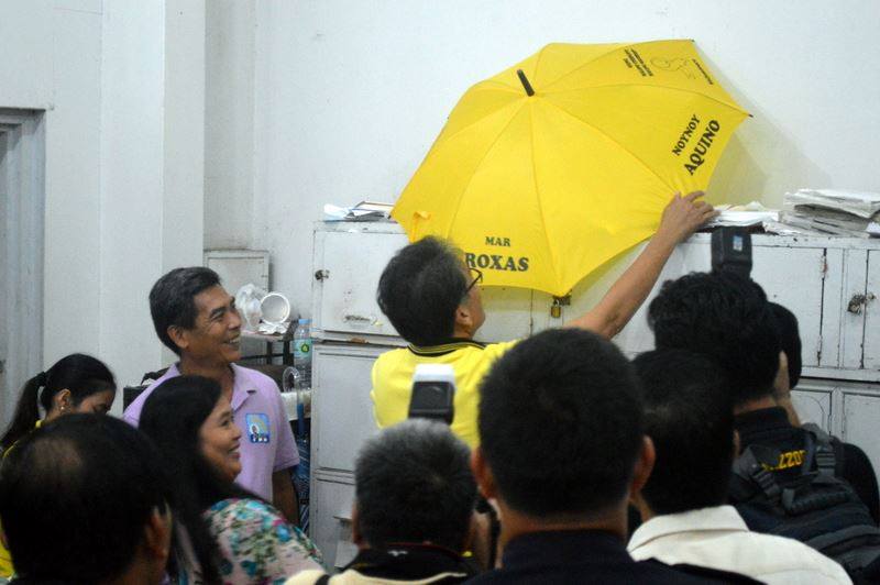 ROXAS BUILDS BOND WITH ELECTORATE