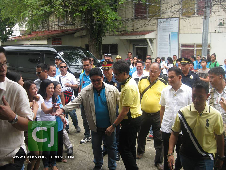 ROXAS BUILDS BOND WITH ELECTORATE