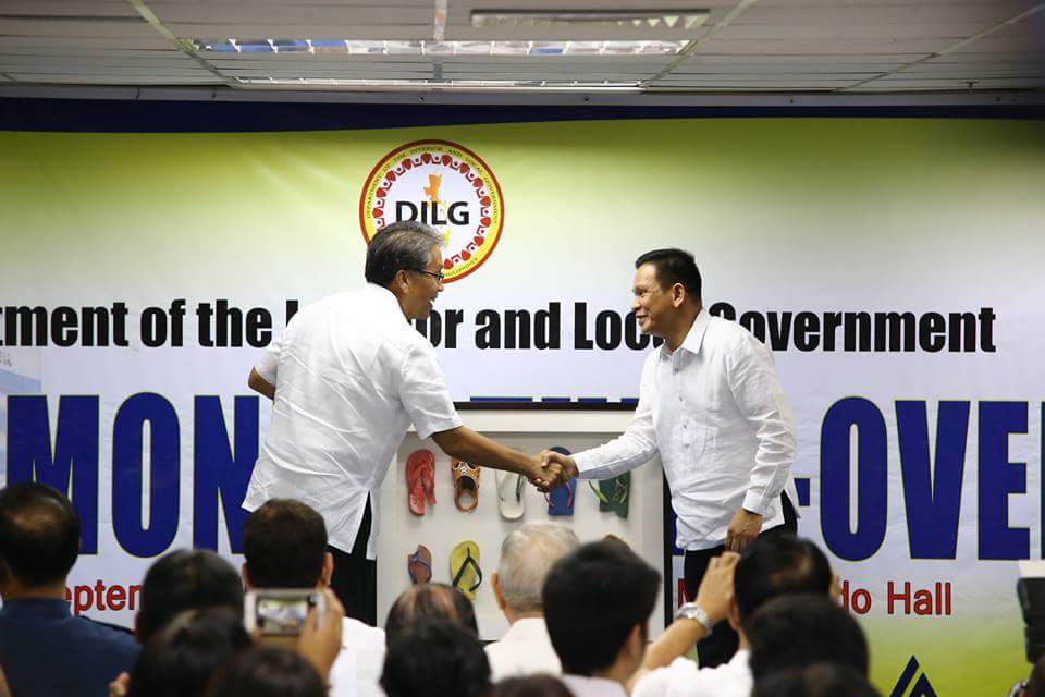ROXAS TURNS OVER DILG REINS TO SARMIENTO