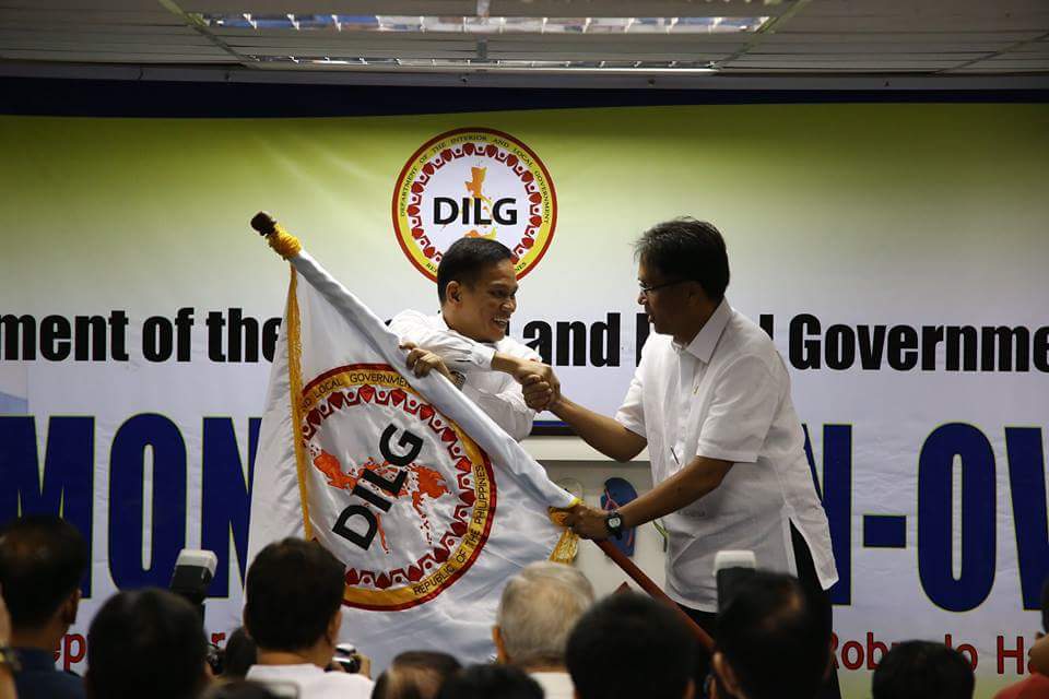 ROXAS TURNS OVER DILG REINS TO SARMIENTO
