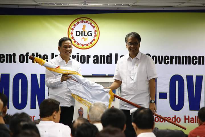 ROXAS TURNS OVER DILG REINS TO SARMIENTO
