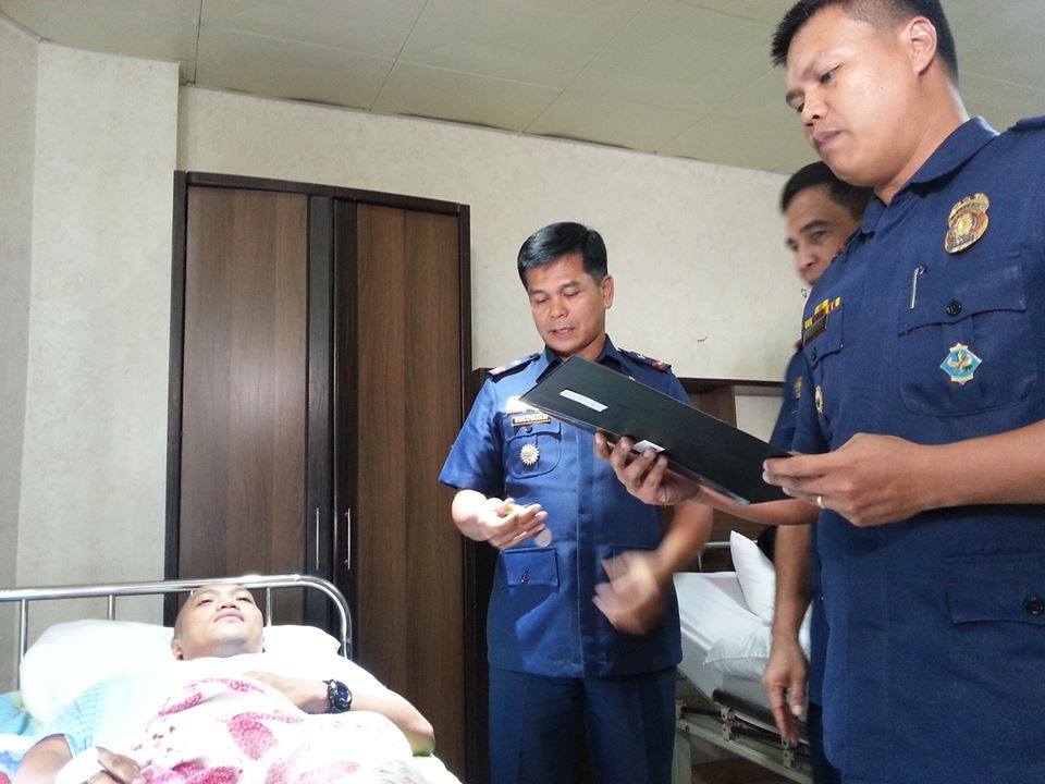 PNP REGIONAL DIRECTOR HONORS WOUNDED POLICEMEN