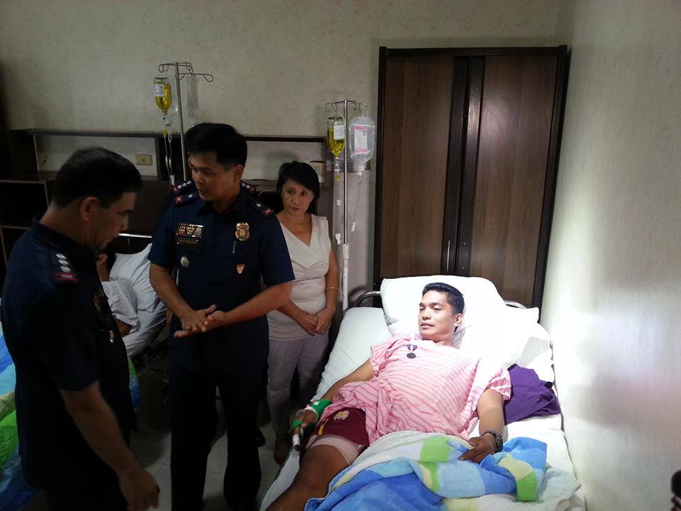 PNP REGIONAL DIRECTOR HONORS WOUNDED POLICEMEN