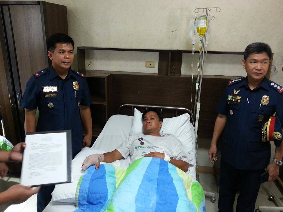 PNP REGIONAL DIRECTOR HONORS WOUNDED POLICEMEN